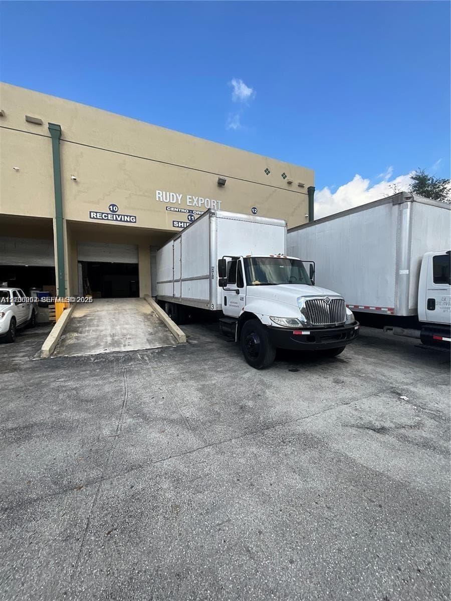 6015 NW 87th Ave, Miami FL 33178, exterior