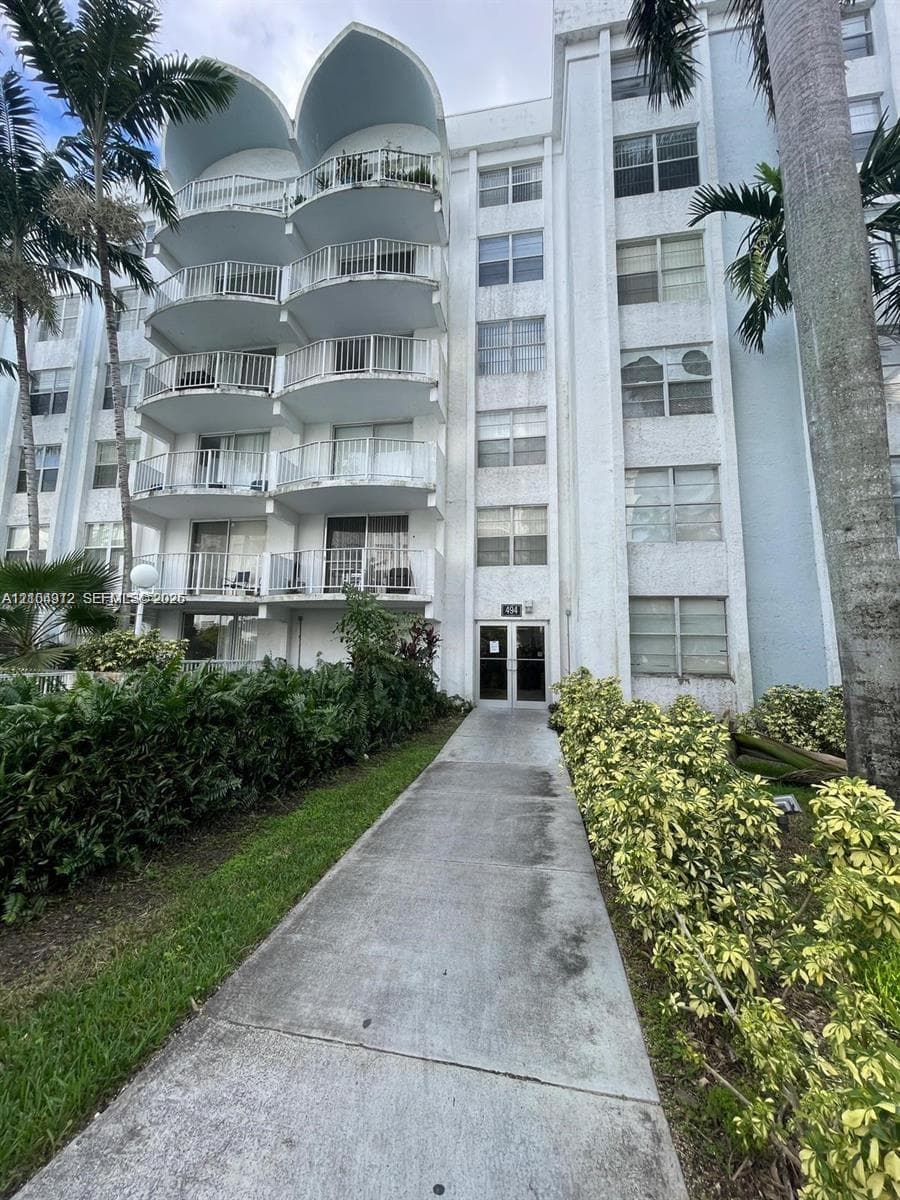 494 NW 165th St Rd # 105, Miami FL 33169, exterior